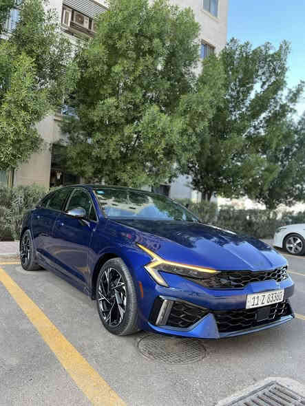 السلام عليكم شباب k5 2025 بغداد بأسمي ماشيه15.000 الف ميل  السياره لونها ازرق (چويتي) فول موصفات 
حادثها البنيد فقط بنيد مبدل + مصبوغ نفس الون + صور الحادث مرفقه ب منشور 
ملاحظه *(بنيد +دعاميه اصلي تفصيخ+ تك لايت اصلي تفصيخ لد برتقالي )
السياره كلش جديده وحلوه وبالحيقيقه احلا من الصور 
المواصفات:
 • الموديل: 2025 الشكل الجديد 
 • اللون : ازرق (چويتي)
 • الفئة: GT-Line فول بانوراما
 •  أوتوماتيك 8 سرعات
 • المحرك: 4 سلندر  سعة 2.5 تنفس طبيعي 
 العداد: (15الاف ميل ) )
 • شاشة لمس كبيرة متصلة الكترونية (قياس 10.25 )
 • نظام ملاحة GPS
 • نظام صوتي فاخر 
        . شاشة دشبول ديجتل إلكتروني 
 • بلوتوث + تايب سي + أبل كاربلاي + أندرويد أوتو لاسلكي بدون كيبل 
 • شحن لاسلكي للجوال
 • دخول وتشغيل ذكي (بصمة)
 • تشغيل عن بعد
 • مقاعد أمامية كهربائية
 • تسخين المقاعد
 • نظام تكييف مزدوج 
 • إضاءة داخلية LED
 • نظام اختيار وضعيات القيادة (Eco - Sport - Comfort وغيرها)
 • حساسات أمامية وخلفية 360 درجة
 • كاميرا خلفية عالية الدقة
 • جنوط رياضية مقاس 18 إنش
 • أنوار أمامية LED بالكامل
 • أنوار نهارية DRL
 • أنوار خلفية لد متصلة 
 • مرايا كهربائية مع إشارات
وبيها بعد هواي مواصفات سعرها213 ورقه وبيها مجال كلش قليل 
مكان السياره بغداد حي الجامعه 
للأستفسار ***********
