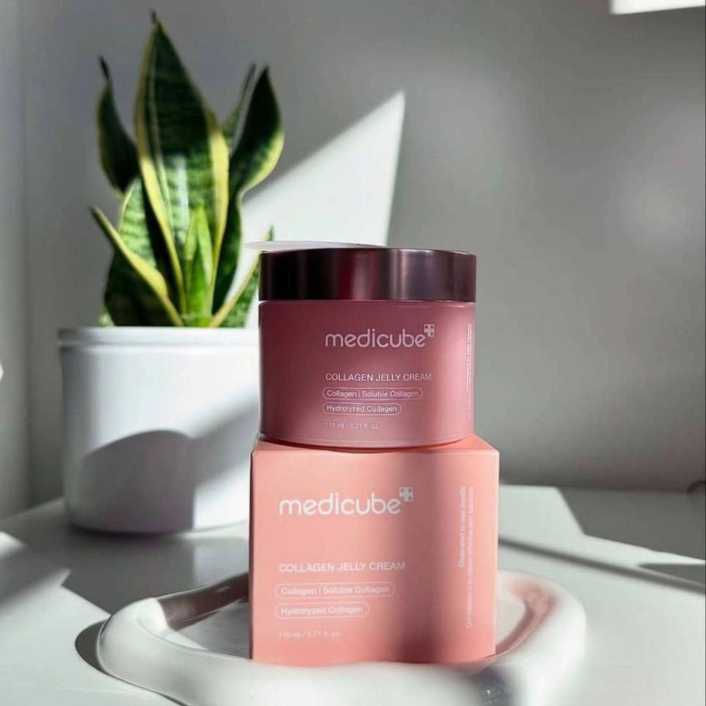 ✨ امنحي بشرتك العناية التي تستحقها مع قناع الكولاجين الليلي من Medicube! ✨

هل ترغبين ببشرة نضرة ومشرقة عند الاستيقاظ؟ 🌙
كولاجين Medicube Night Wrapping Mask هو الحل المثالي لروتينك الليلي. هذا القناع غني بالكولاجين الذي يساعد على تحسين مرونة البشرة وترطيبها بعمق طوال الليل.

💧 فوائد القناع:
 • يحتوي على الكولاجين المركز لدعم تجديد خلايا البشرة وشدها.
 • يغذي البشرة بعمق ويحافظ على ترطيبها طوال الليل.
 • يساعد في تقليل ظهور الخطوط الدقيقة والتجاعيد.
 • يعزز إشراقة البشرة ويجعلها ناعمة كالحرير.
المنشأ كوريا الأصلي 🇰🇷🇰🇷

السعر ١٣ الاف
🚘يوجد خدمة توصيل لجميع محافضات العراق 🚘


**إذا كنت صاحب هذا الإعلان وتريد حذفه لأي سبب، رجاءا أرسل رسالة إلى الدعم الفني**