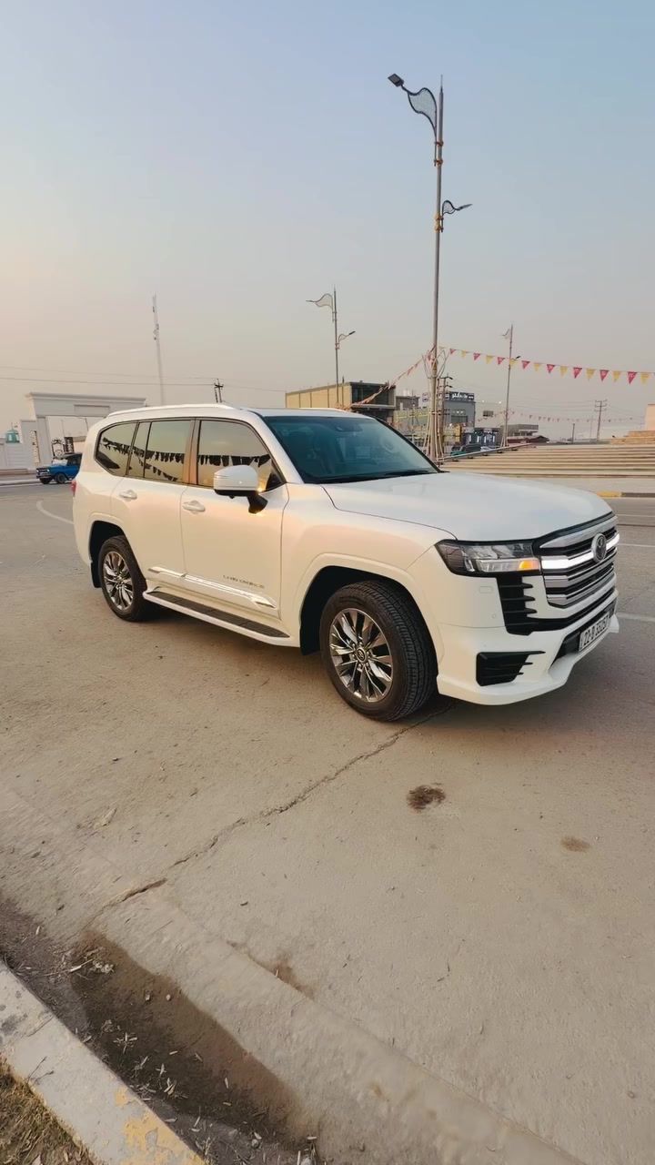 السلام عليكم لاندكروز للبيع موديل 24 بريم لمتتد 
فوول موصفات رادار و4 كامرات (رقم شمالي 
السياره مكفوله كفاله عامه من كلشي
ماشيه (آلاف 10 حقيقي وبيها كتاب تضليل
***********. ***********
