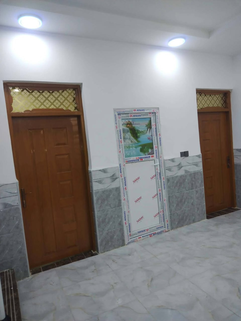 سلام عليكم  100 متر مربعه بناء طابوك صب كونكريت يحتوي على غرفتين او صاله وستقبال شارع المطار بشارع علكم بشارع حاتم الخير نهايت المقرنص بل بدايه  ***********
