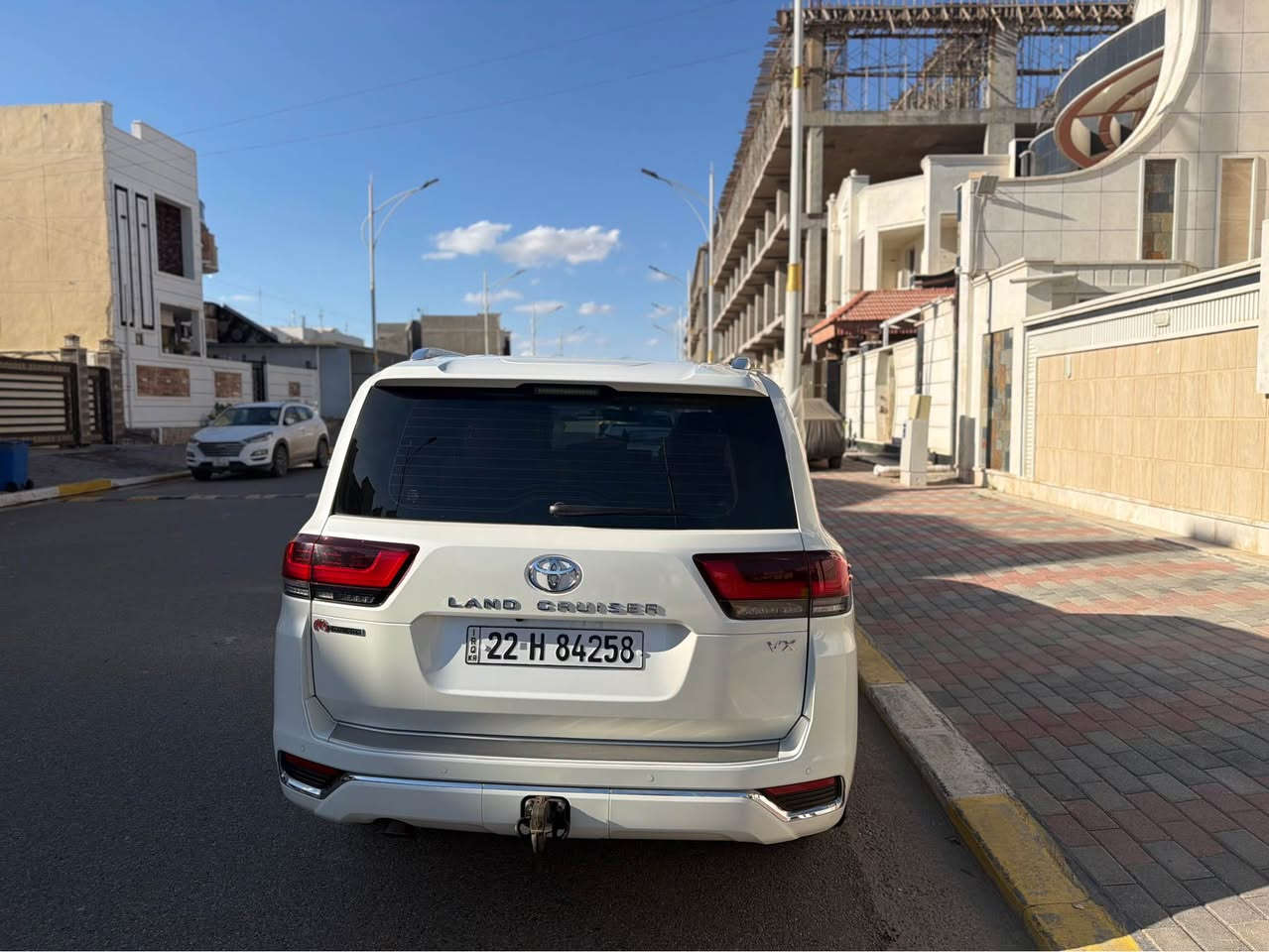 مواصفات لاندكروزر VX 2023 تنفس طبيعي (4.0L V6)
* المحرك والأداء:
    * نوع المحرك: 6 سلندر، 4.0 لتر تنفس طبيعي (بدون تيربو).
    * ناقل الحركة: أوتوماتيك.
    * نظام الدفع: رباعي مستمر (4WD) مع دبل خفيف وثقيل.
* التصميم الخارجي:
    * مصابيح LED أمامية وخلفية.
    * إشارات ترحيبية بالأبواب والدوسة.
    * حساسات أمامية وخلفية.
    * جنوط ألمنيوم (تختلف حسب الفئة).
* المقصورة الداخلية والراحة:
    * مقاعد جلد (جلد فاخر).
    * تبريد وتدفئة للمقاعد الأمامية والخلفية.
    * شاشات ترفيه خلفية.
    * شاشة ملاحة مركزية (غالباً 12.3 بوصة في الفئات العليا).
    * شاحن لاسلكي (Wireless Charger).
    * نظام صوتي فاخر (JBL). 
    * نظام تويوتا للأمان (Safety Sense).
    * نظام التحكم بالجر والثبات.
    * نظام نقاط عمياء.
* الأبعاد والسعة:
    * تتسع لـ 7 أشخاص.
    * سعة خزان الوقود 110 لتر
السعر 690$ وبيها مجال 
للاستفسار *********** بغداد, العراق
