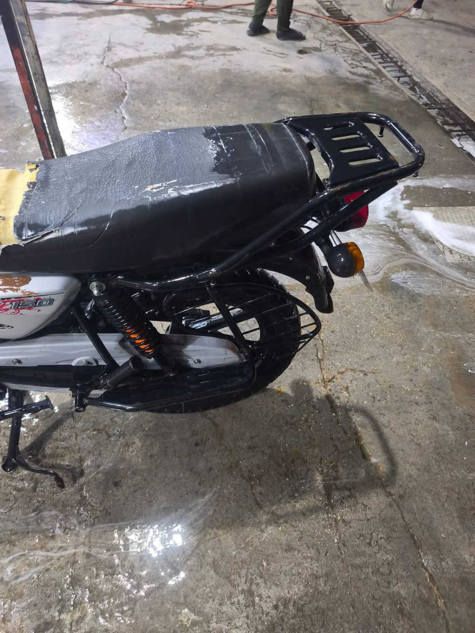 سلام عليكم 
دراجة بوكسر موديل 23 الدراجة كلها على وضع الشركة حتة تايراتها مال الشركة المكينة بلادية برغي ما مفتوح بيها مرقمة رقم بغداد الانگليزي تحويل ثاني يوم والدراجة خير من الله وكلشي موضح بالصور بيها تبخير خفيف مال لاستيك ولف كهربائياتها كاملات زلغ مابيهن مكاني الدورة شارع 60 وسعرها 2500 يعني مليونين ونص وبيها مجال 
*********** وهذا رقمي
