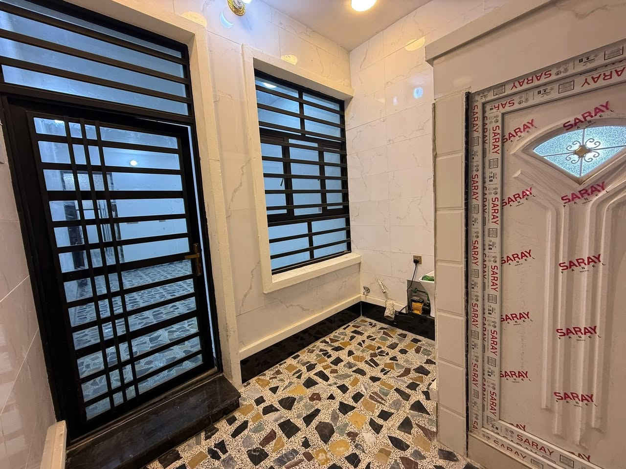 الدار للايجار 🏠 السعر 650 قفل
المساحة 75 م 
رصيف امام البيت 6 م 
عرض الشارع 20 م 
العنوان الشعب شارع عدن مقابيل مطعم حجي عادل
يحتوي على كراج صغير وخدمات خارجية واستقبال ومطبخ حار وبارد ومنور وخدمات وغرفة نوم 
ويحتوي الطابق الثاني على غرفتين نوم وخدمات ومكان غسالة وبيتونة وسطحين 
للاستفسار اكثر يرجى الاتصال على الرقم التالي ***********
او زيارة مكتب تبارك للعقار والمقاولات الكائن في شارع الاسواق المركزية قرب مطعم ميامي
