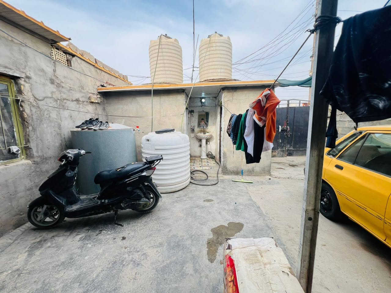 السلام عليكم
بيت للبيع العنوان النهروان منطقة مجمع الخمستالاف 
تفاصيل البيت ....
1 مساحة البيت 200
2 يحتوي على غرفتين نوم واستقبال وصالة ومطبخ ومنور عدد2
وصحيات 
3 السقف سندوتش أرضية صب 
يحتوي على سند طابو عقد 
للاستفسار فقط اتصال ***********
