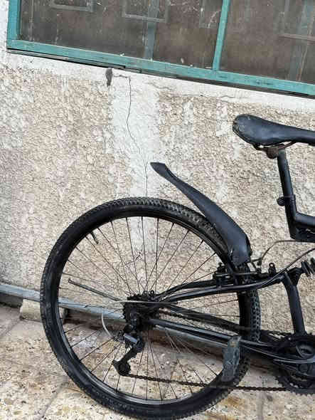 السلام عليكم هذا بايسكلي الشخصي للبيع بسعر 50 الف وبيه مجال زين لشراي عنوان بغداد حي العامل مقابيل البيت الياباني بايسكل نضيف ومابيه اي مشاكل بس بريك خلفي ماكو وماسحات بريك تعبانه بايسكل كامل مكمل تجي تاخذه على فحص اي مشكله بيه مرجوع الرقم ***********
