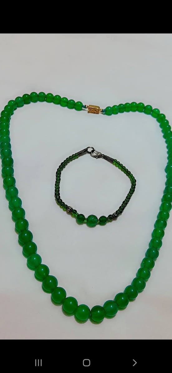 عقد نادر  مع سوار من حجر ( الزمرد ) الاصلي و بدزاين فكتوري منتظم و متسلسل الحبات  ، الوزن الصافي 60 غم ،،
***********    واتساب
