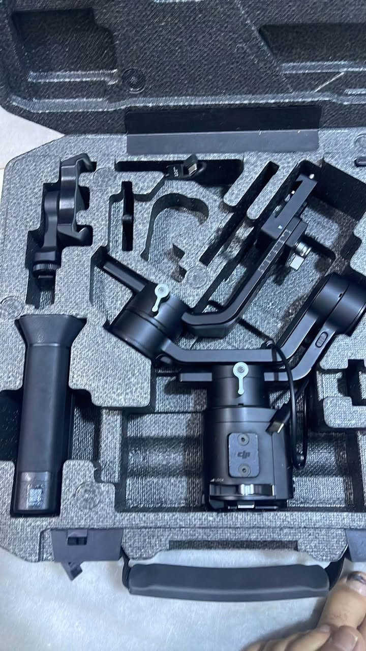 للبيع رونين **DJI RSC Combo** بحالة ممتازة، استخدام نظيف وخالي من المشاكل، جاهز للعمل مباشرة.

**المحتويات:**

* رونين DJI RSC Combo
* الجنطة الأصلية
* قبضتان
* جميع الملحقات الأصلية كاملة

الجهاز يعمل بكفاءة عالية ومناسب لتصوير الأعراس، المجالس، وصناعة المحتوى.

للاستفسار أو الحجز، يرجى مراسلتي على الخاص.
السعر (٢٥٠ ) بي مجال بسيط و شامل التوصيل بغداد, العراق


**إذا كنت صاحب هذا الإعلان وتريد حذفه لأي سبب، رجاءا أرسل رسالة إلى الدعم الفني**