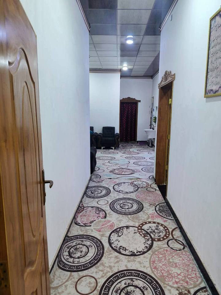 🏠 بيت حديث للبيع - أبو الخصيب (أبو كوصره)
الموقع: سنتر طه ، قريب من المدارس، 
على 
شارع 12 متر.
سنة البناء: 2024 (بناء جديد).
مساحه البيت 200متر 

التفاصيل: كراج للسيارة بيت كله سيراميك 
 غرفتين نوم +
 استقبال (منفصل +كليدور) 
هول جبير 
درج حلزوني مرمر
ارضيه كرانيت 
+  حمام صحيات + داخلي وخارجي  
زراعي طابو اسم المشتري 

💰 السعر . 90مليون قابل للتفاوض بي مجال 

📞 للاستفسار: *********** ابو الخصيب, البصرة
