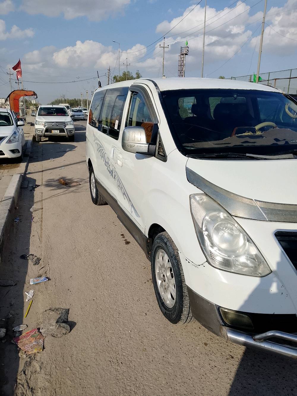 السيارة باص هيونداي ستاريكس لون أبيض، بحالة جيدة. تتميز بمساحة داخلية واسعة ومناسبة للعوائل أو الاستخدام التجاري. السيارة نظيفة من الداخل والخارج، وتحتوي على تكييف قوي. مركونة داخل بغداد، والسعر متفق عليه عند المعاينة.