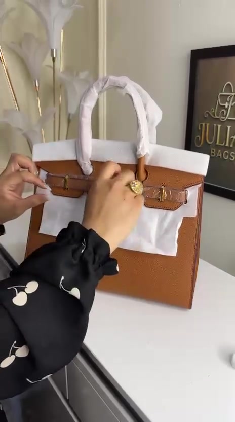 سلام عليكم بنات
حقائب كولها براندات رهيبه الكوالتي يجنن
توصيل لكل أنحاء العراق
للتواصل ***********
Golan Bags
