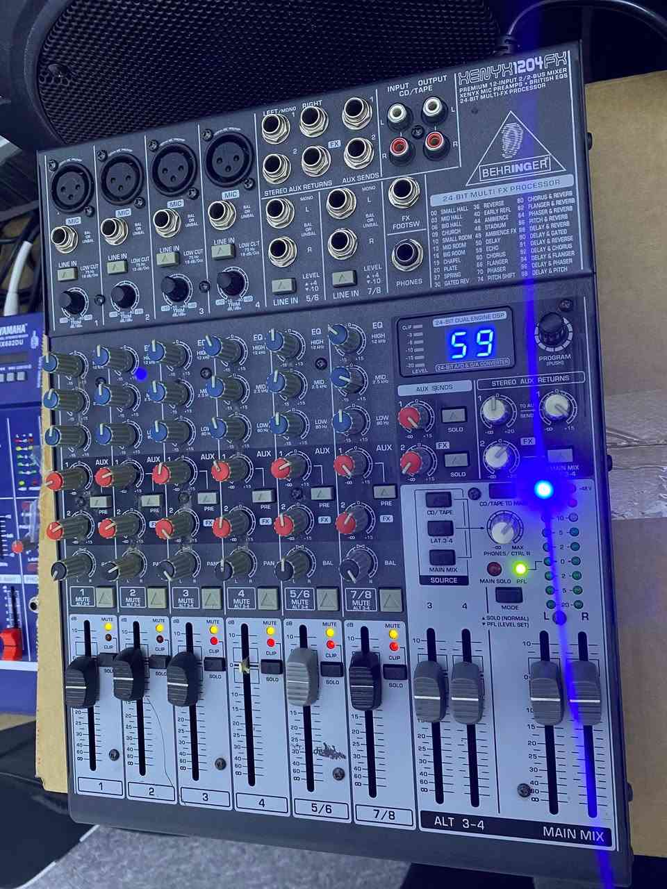 ميكسر   اخرس  ماركة behringer
مستعمل نظيف  
59 ايفيكت 
  ممفتوح و كله شغال  بشرط 
 اللي يفده ينطيني سعر و بالعافية  
*********** واتس 
***********
