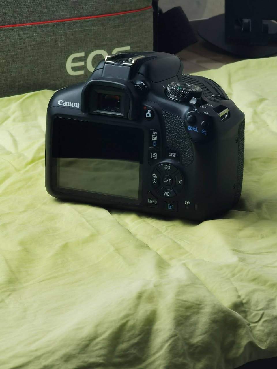 كاميرا كانون Canon EOS 2000D DSLR
كاميرا جدا نظيفة مال بيت وگدامكم الصور، نهائياً ما متعوبة شترها بحدود 15K

دقة 24.1 ميجابكسل حقيقي 
مستشعر APS-C CMOS
تصوير فيديو Full HD 1080p
شاشة 3 بوصة
تدعم Wi-Fi
9 نقاط تركيز نقطة مركزية مزدوجة التقاطع
سرعة تصوير 3 صور/ثانية
بطارية تدوم 500 صورة
وزن 475 غرام

ملحقات 
 عدسة Canon EF-S 18-55mm III
فلتر UV ياباني
بطارية
شاحنة
جنطة

السعر 265 الف
توصيل لجميع المحافظات


**إذا كنت صاحب هذا الإعلان وتريد حذفه لأي سبب، رجاءا أرسل رسالة إلى الدعم الفني**