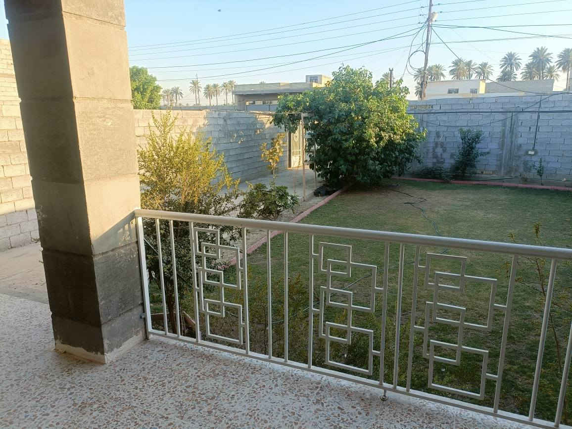 ربع دونم للبيع المساحة.625 متر  12,5*50 مقابل الجزيرة السياحية يقع على شارعين يحتوي على دار بمساحة 230 مع حديقة امامية و حديقة خلفية  وكراج يتسع 3سيارات و الدار مكون من  3 غرفة نوم مع حمام عدد2 مع صالة ومطبخ واستقبال 
           للاستفسار الاتصال بالرقم/ *********** بغداد, العراق
