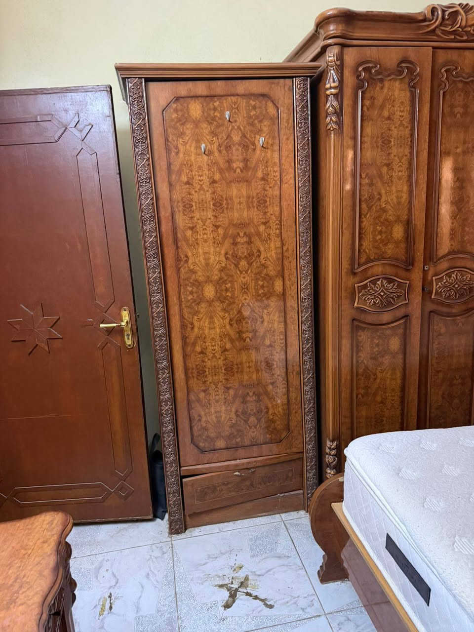 غرفه نوم ماليزيا
دولاب 6 أبواب كبير.
سرير أم نفرين.
تسريحة كبيرة.
كومدينتين الي يحب يتواصل على رقم ***********
المكان العامريه
