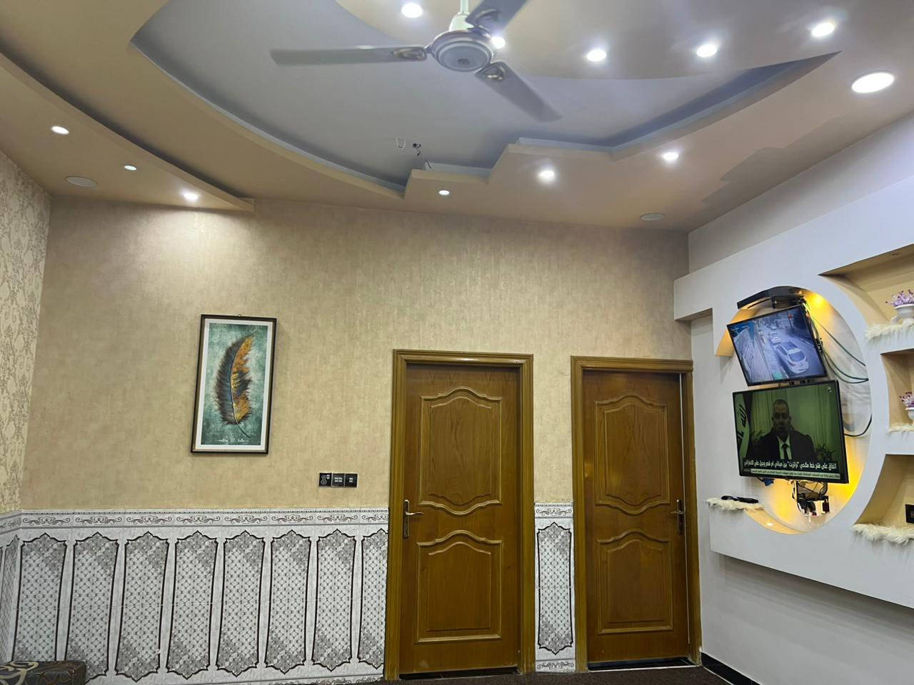 السلام عليكم
بيت طابق ارضي في القبله حي المهندسين قرب شارع المقيمين المساحه ١٥٠م محتوياته غرفتين وستقبال وصاله ومطبخ وصحيات 
السعر ٢٤٥ قابل للتفاوض 
للاستفسار:***********
