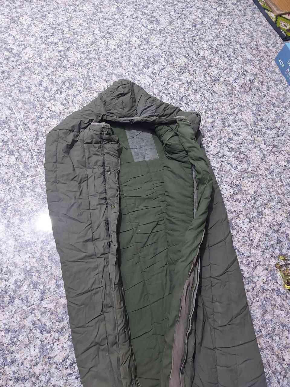 السلام عليكم
Sleeping bag 
حقيبة نوم او كيس نوم عسكري امريكي الطول ٢ متر من الداخل حراري ومن الخارج مطري يتحمل درجة حرارة  -10 يحوي سحاب مدمج للفتح من الداخل والخارج ويستطيع تحمل شخص طوله ١٩٠ سنتم ووزن ١٣٠ كيلو 
السعر المطلوب ٥٠ الف دينار 
المهتم يراسلني خاص


**إذا كنت صاحب هذا الإعلان وتريد حذفه لأي سبب، رجاءا أرسل رسالة إلى الدعم الفني**
