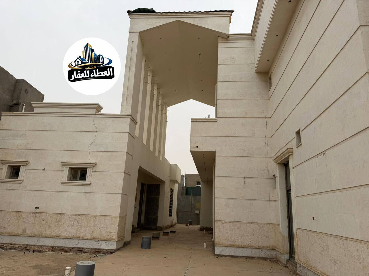 لبيييييييييييع 🗣

   🕋السلام عليكم 🕋
نموذج رقم (2 )

يعلن مكتب العطاء للعقار عن بيع فله 📍
موقع العقار الحوز الاولى مقابل جامع الرحيم 🕋

مساحة العقار الكليه ٢٠٠٠ م 
مساحة البناء ١٤٠٠ م 
تتكون الفله من 9 غرف نوم بنضام السويت🪧
صاله ارضيه كبيره + صاله استقبال 
بالاضافه إلى صاله في الطابق الثاني 
 حمامات داخليه عدد ٢
حمامات خارجيه عدد ٢
مطابخ شرقي وغربي الطابق الاول عدد ١
الطابق الثاني عدد ١ بالاضافه إلى مطابخ خارجيه 
ديوان داخلي +استقبال
مساحه خارجيه (حديقه )
   
  📍ديوان او ربعه للضيوف خارج الفله 
تحتوي على غرف نوم عدد 2 
بالاضافه إلى حمامات + مطابخ 

📍💶🪧 علما ان السعر مليار و500 مليون قابل للتفاوض💶 

كذالك يوجد مشتملات وبيوت وقطع اراضي 
في جميع مناطق الرمادي وضواحيها 📍🪧

للاستفسار زيارة موقعنا الكائن الرمادي البوفراج امام فلكة الدله 📍🗺
مكتب عقارات العطاء 📞
يمكنكم مشاهدة كافة العروض على برامج التواصل الاجتماعي فيس بك انستكرام تيك توك باسم مكتب العطاء للعقار 📞📍
او الاتصال على الأرقام التاليه  

***********  عمر حسن الفراجي 📞
***********
