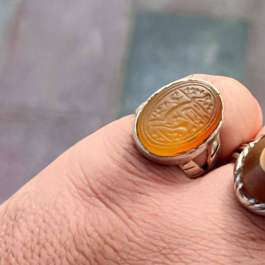 السلام عليكم يمانيه صفره قديمة وخط قديم صياغة يدوي سعر 65 مكان ناصريه توصيل موجود ***********
