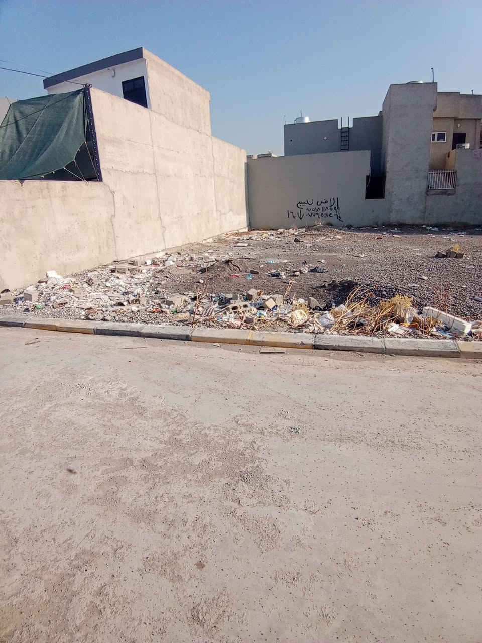 عرض للبيع في حي الملايين الثانيه مجمع الملك سنه 25 زراعه المساحه 160 متر الواجهه ٨ النزال 20 سعر المتر 260 وبيها مجال الاتصال على الرقم الموجود على الشاشه) ***********) ***********
