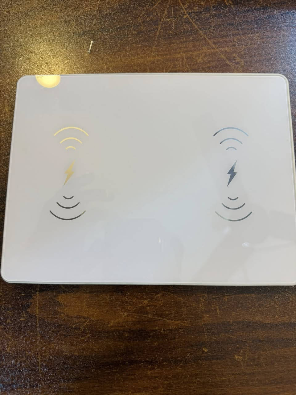 شاحنات منضديه تشحن وايرليس للايفون وباقي الاجهزه الي تدعم الشحن الاسلكي القطعه ٥٠٠٠ دينار يوجد توصيل ***********
