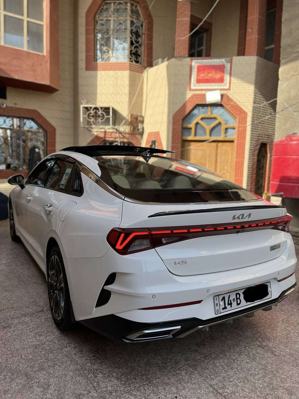 السلام عليكم كيا K5 خليجي مديل 2023 شركه الدوليه استيراد خاص برستيج اعلئ موصفات 1/1 رقم البصره تحويل ثاني يوم سياره كفاله عامه من الرصعه والشخط  جديده كلش بحاله الوكاله سبيرها منازل كتلوكات شركه وضمان كلهن موجودات (ماشيه 54KM ) موصفات ؛
1_ بانوراما 
2_ تشغيل عن بعد 
3_ بصمه تشغيل + بصمه ابواب  بصمات 2 وياها 
4_ كشنات جلد ابيض + مدوشمها كلها ارضيه وكشنات
5_ مرايات جانبيه قلاب عند رجوع الخلف 
6_ كراسي 2 كهربائي + كشن سايق خزن ميموري
7_ ليد خلفي متصل + اشاره ليد امامي برتقالي 
8_ تبريد قطعتين. 
9_ حساسات امامي + خلفي 
10 _ لايت امامي 3 عدسات. 
11_ بردات خلفي سلايد ابواب خلفيه 
12_ دواخل تخشيبه صاج 
13 _ تبريد لمس مناخين منفصل 
14_ مثبت سرعه + ABS 
15_ شاشه كبيره ابل كار بلي + اندرويد اوتو 
16 _ شحن لاسلكي 
17_ حساسات اطارات 
18 _ انظمه قياده كومفورت - سبورت -ايكو -سمارت 
19_ ويل كب 18 وتايرات الشركه الاصليه 
20 _ اشاير بالمرايه الجانبيه + قابله الطي عند تقفيل 
21 _ كامره خلفي دواره 360 درجه 
22_ اوتو هولد 
23 _ سايد بريك بصمه 
24 _ كامره عند القياده شغاله 
هواي بعد اكو بيها موصفات تجي وتشوف بعينك الاستفسار اكثر اتصل *********** السعر 230 ورقه مكاني البصره بالعافيه على ياخذها 🌹
