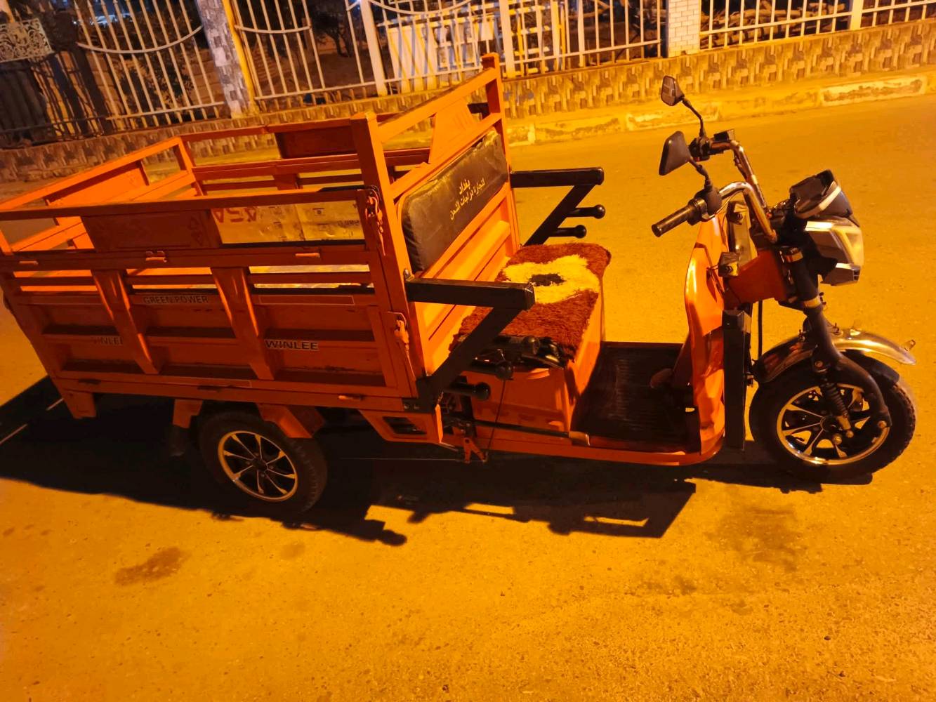 ستوتة بحالة جيدة للبيع، لون برتقالي زاهي، مناسبة لنقل البضائع والاستخدامات اليومية. تصميم مريح مع مساحة تحميل واسعة. مثالية لأغراض التجارة أو الاستخدام الشخصي في المناطق الحضرية.