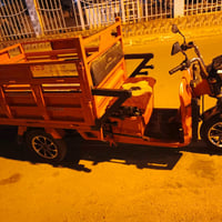 ستوتة بحالة جيدة للبيع، لون برتقالي زاهي، مناسبة لنقل البضائع والاستخد...