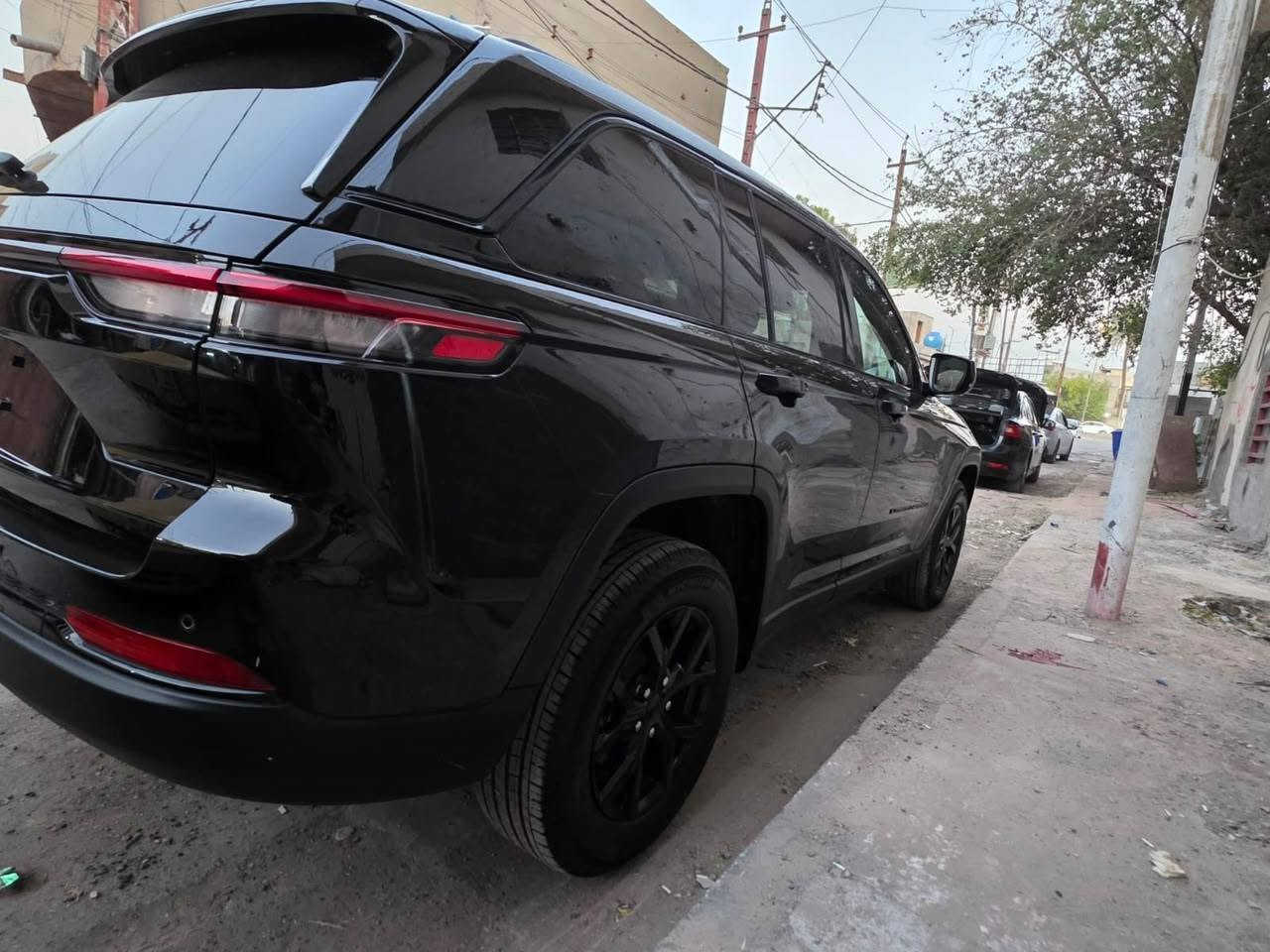 السلام عليكم شباب
Jeep Grand Cherokee Laredo 
السيارة موديل 2025 وارد امريكي ضربتهة خفيفة  ماشية 12 الف محرك 6 سلندر 3600 كير 8 نمر 
مواصفاتهة 
سلايد روف تشغيل بصمة ودخول ذكي كامرة خلفية تحكمات ستيرن حساسات مثبت سرعة المحافظة على المسار كشنات تدفئة تحكم كهرباء
السيارة مصلحة وكاملة ومرقمة بغداد بس الصور قبل لاتترقم 
شباب السيارة مدخلهة بكتاب شهداء اسويلك وكالة وسنتين واحولك السيارة بااسمك سعر السيارة 360 وبيهة مجال
***********
