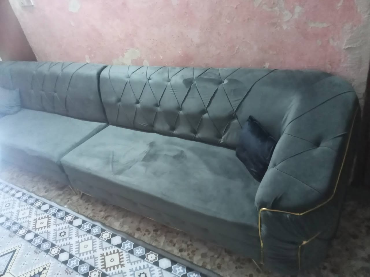 السلام عليكم للبيع ديوان ١١متر ونص يعني ١٨مقعد وياه كوشات وطبلات عدد٢ السعر٦٠٠وبيه مجال للتواصل***********
