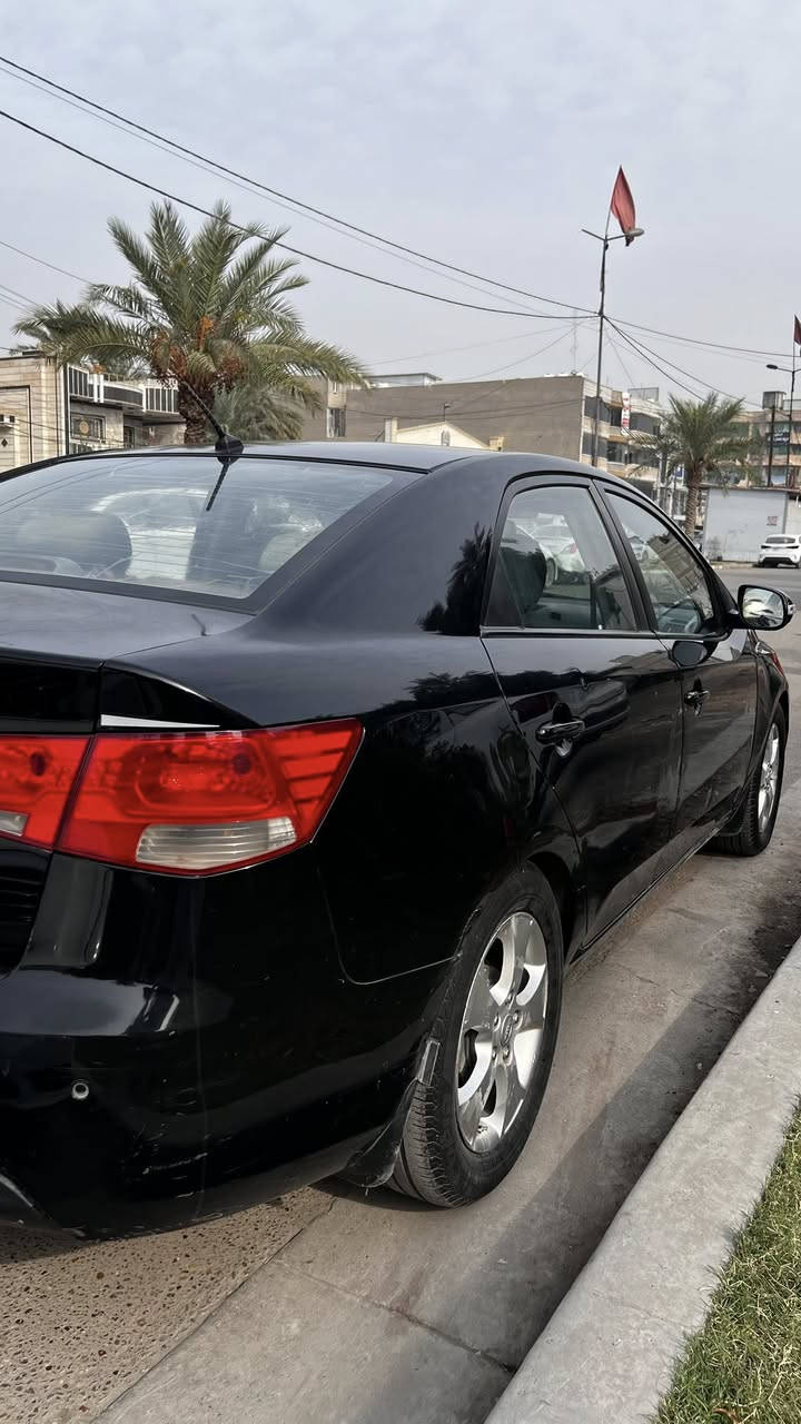 سلام عليكم سيراتو للبيع 2010 خليجي بيه جاملغ مبدل جهة السكن  والقماره جارده ومغلفه  وبارد بجاملغ الايسر وبارد بالباب الخلف السكن مكينه كير تبريد صدر كله جاهزه وخير من الله  مكان بغداد البياع الشرطه الرابعه سعره 90 قفل  ***********
