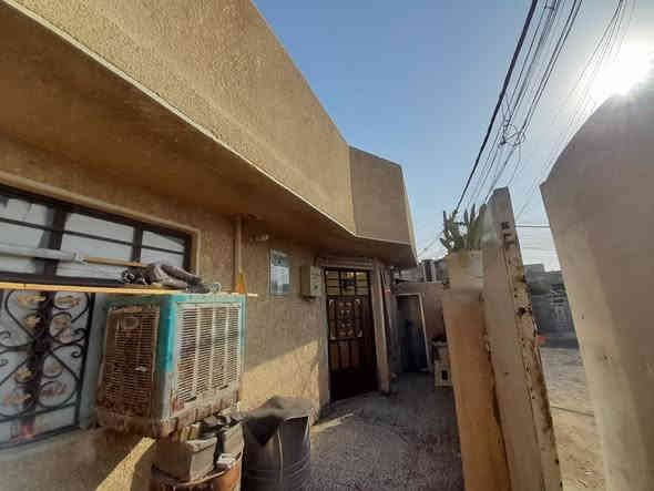 السلام عليكم دار للبيع المساحه 160 زراعي مربع ركن يحتوي على استقبال ومطبخ وصاله وغرفتين ومنوريين  المكان رئاسة العبيدي شارع حجي عيسى مجاري جديده ومي السعر 75وبي مجال الهاتف /***********
