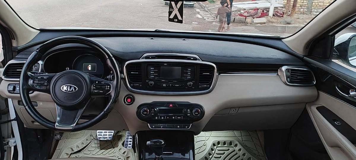 سورنتو 2015 خليجي 6 سلندر  بيها تبديل باب فقط أثر شخط. ماشيه 190 استخدام شخصي السعر 192 وبيها مجال *********** بيع مستعجل
