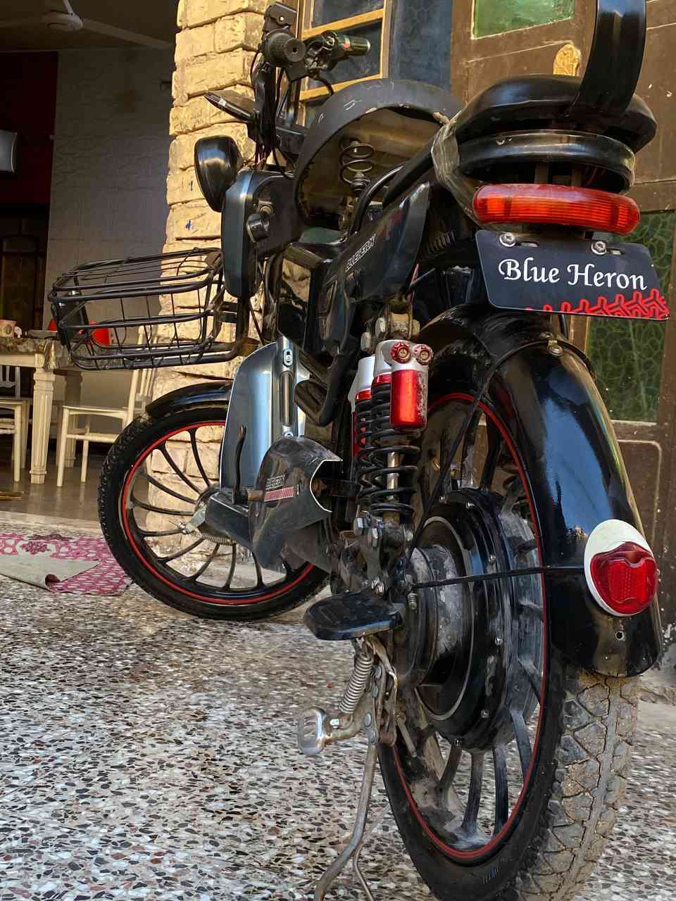 السلام عليكم دراجة شحن للبيع ثلاث سرع يوجود فيها حساس ودبل اشاره السعر 250 بيها مجال رقم ***********
