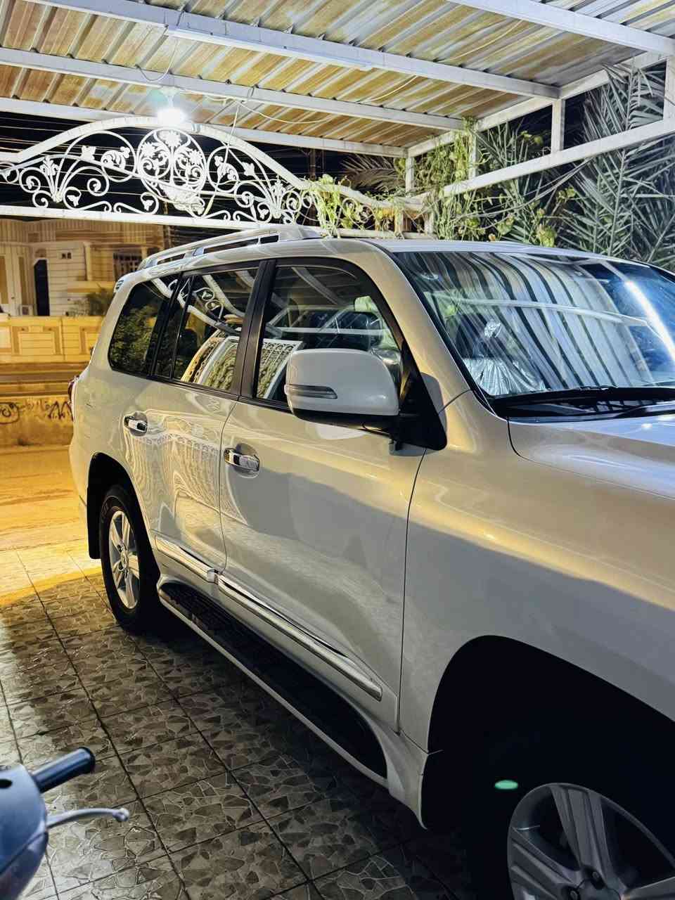 السلام عليكم ورحمة الله وبركاته
TOYOTA LAND CRUIOCER GXR
مكينه VVTI 4000ccv6
شاشه فتحة سقف تحكم ستيرن ومعروفه موصفاته 
سياره كفاله فقط اشياء بسيطه  رقم بغداد بأسمي سنويه لل27 
سياره شوف العين مبيه نقص كامله والكمال لله ماشيه 100 الف كيلو اعتذر عن الاطاله وجدا اعتذر لعدم ذكر السعر تتصل وتدلل 
وعيوني الك رقمي ***********-***********
