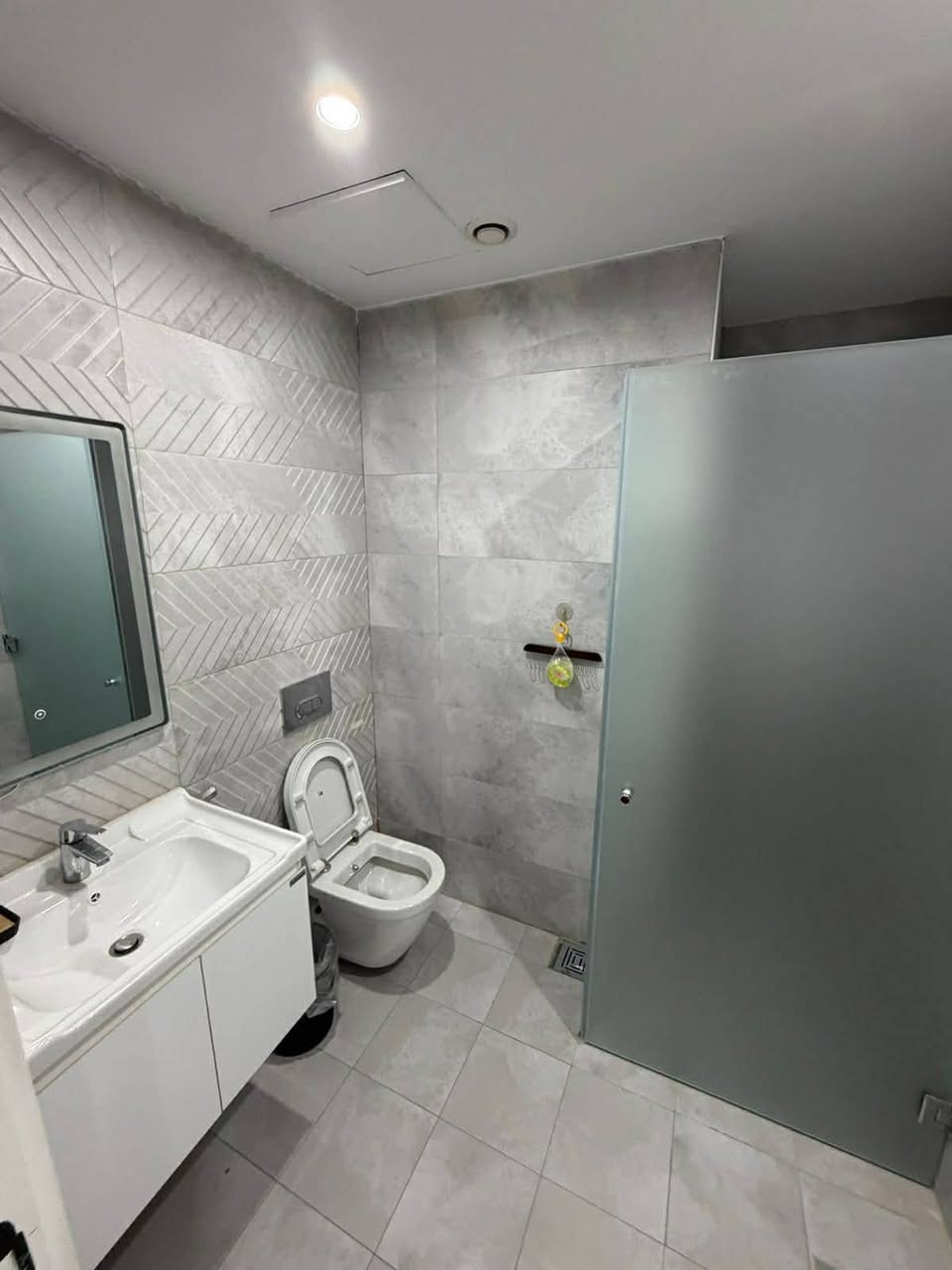 شقة للبيع في فلوريا ستي قسم روز كاردن 
مؤثث 
تتكون من
3غرف نوم 
صالة 
مطبخ 
3صحيات 
غرفة سويد بلكونين 
طابق 6 
مساحة176متر 
لاستفسار اكتر أتواصل ويا الارقام التالية
***********
*********** أربيل, العراق
