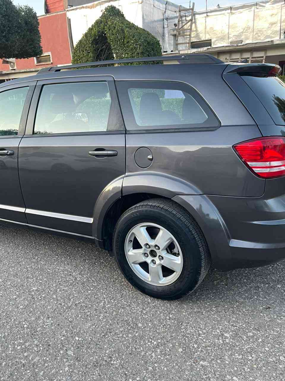 سلام عليكم دوج جورني موديل 2016 لون فيلي اربعه سلندر سياره جديده طخم تاير جديد صدر امامي خلفي  جديد كير محرك بشرط ارضيه جلد بيه كابون بانزين سبعه راكب ثلاث قطع تبريد بجم كبس ضرره باب خلف السايق مع هلال الجامرلغ الخلفي رقم سليملنيه يسمي سعره 135 ورقه بيه مجال قليل مكاني كركوك مااجاوب ع الفيس خابر وتدلل رقم تلفون ***********
