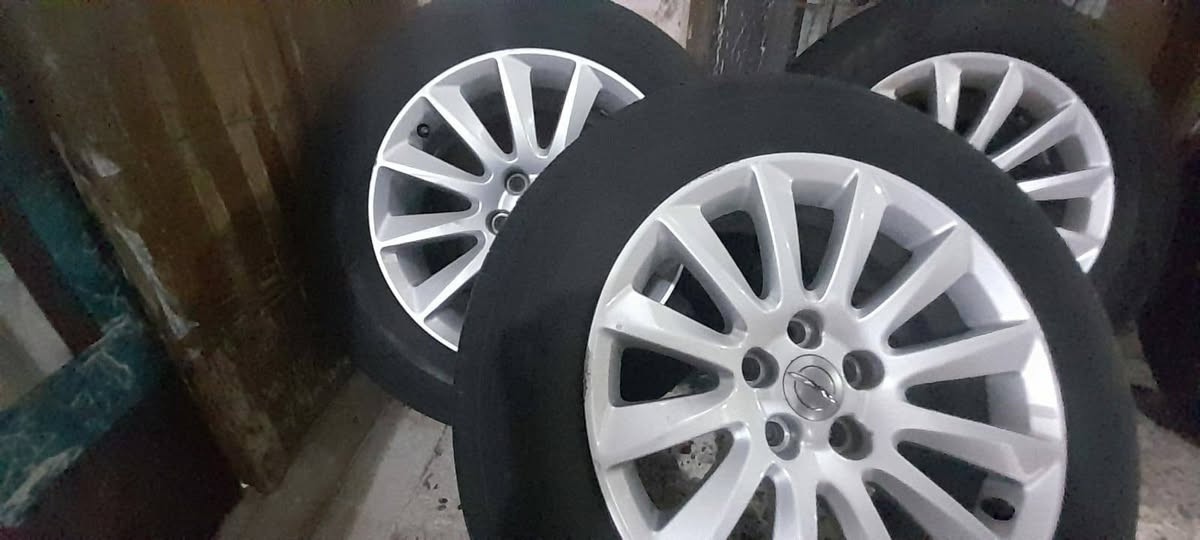 السلام عليكم شباب طخم ويلات وبامه حجم ١٧السعر ٢٠٠آلف دينار رقم الهاتف ***********
