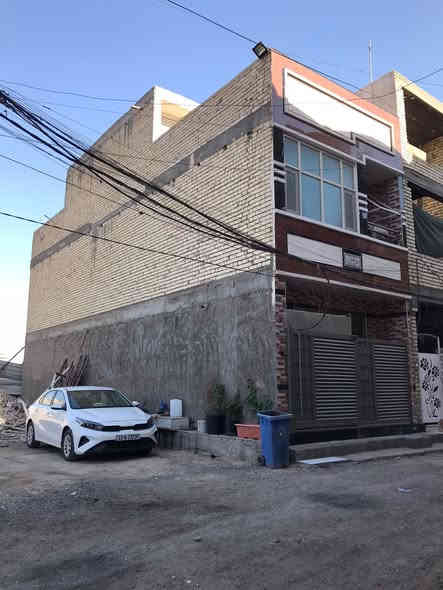 السلام عليكم دار للبيع مساحة ٧٥ متر واجهه ٤.٦٠ نزال ١٦.٣٥ بناء ٢٠٢٥ زراعي الصليخ خلف جامع الشهيد صبري قريب على السوك وجميع الخدمات مساحات واسعة لركن السيارة يحتوي على ٣ غرف نوم ٢ حمام ارضيه مرمر واجهه سيراميك داخل اغلبه سيراميك فرع هادئ سعر ٢٢٥ اني صاحب الدار *********** او مراسلتي على الواتساب على الرقم ***********
