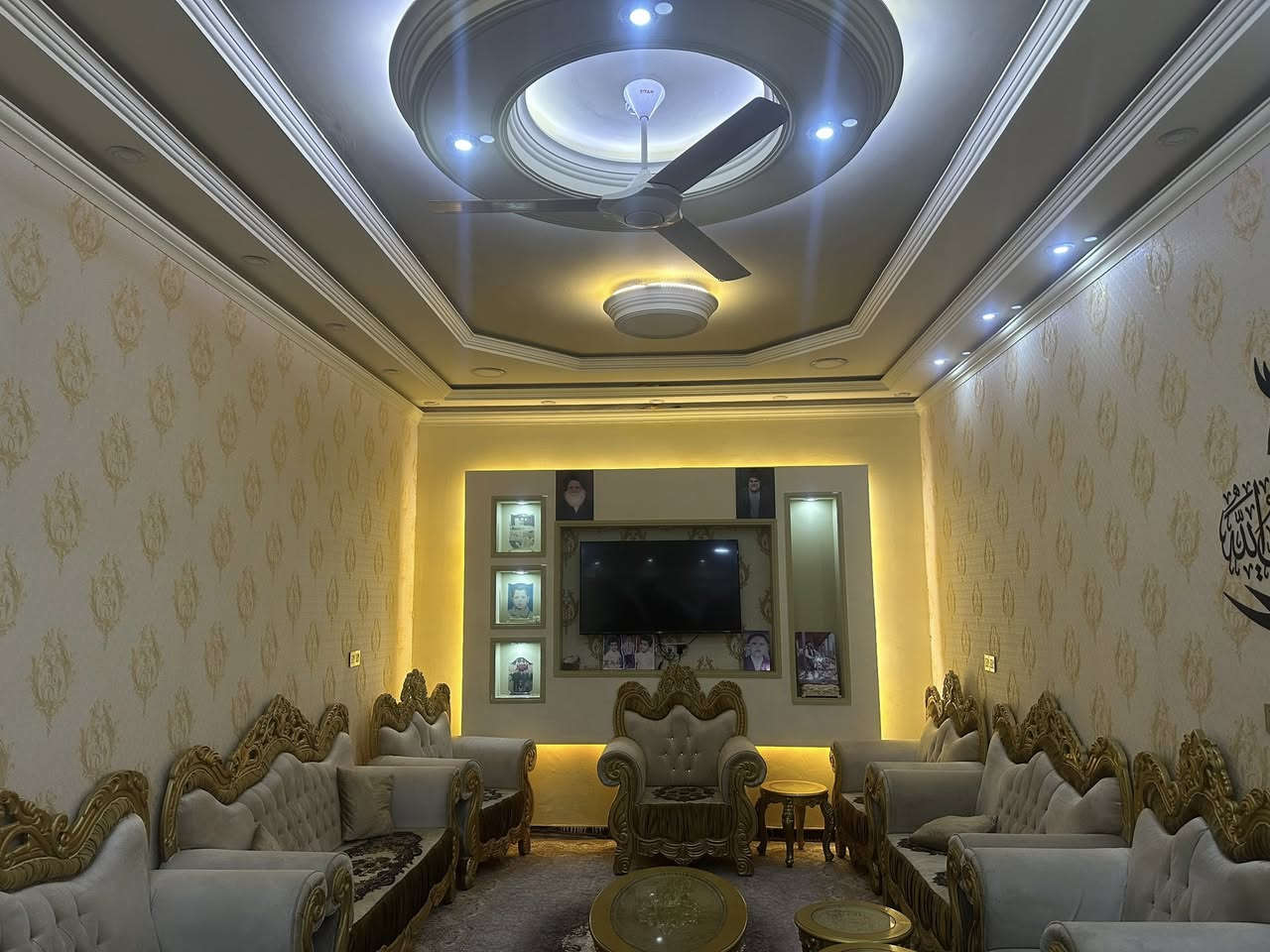 يوجد دار البيع مساحه 200 م البصره حي الزهور مقابل طب العدلي تفاصيل الدار 4غرف وصاله عدد2 وستقبال مطبخ حار وبارد وحمامات 4الاستفسار عن السعر الاتصال على الرقم ***********
