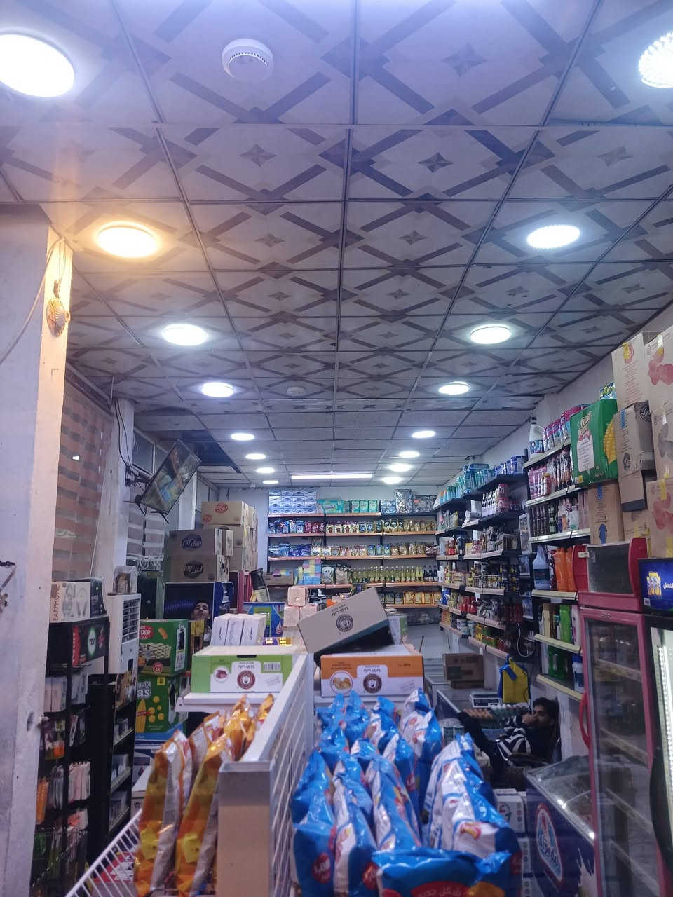 سلام عليكم
ماركت للبيع هو وغراضه وسلعته والموقع ركن ويمه مدرستين عله ٤ دوامات يعني ٤ مدارس 
المكان ياسين خريبط مقابيل مدرسه حاتم محسن الدراجي 

١ شاشه 
٢ سستم كامرات 
٣ سبالت ٣ واحد منهم كنتوري
٤ سفينتين كبار 
٥ سلات جبس 
٦ رفوف 
٧ عارضات جكاير واكسسوارات 
٨ ميز كاشير 
٩ عارضات بطحيه ٣ مالاتي ١ شركه 
١٠ عارضات عاموديه ٤ مالاتي ٣ شركه 
١١ جام خانه ع طول الماركت

السبب الدراسه والوضيفه *

الدخل بالعطله ٤٥٠ الى ٥٥٠ 
الدخل بالمدارس ٥٥٠ الى ٧٠٠
رغم الاهمال وسوء الادارة 

الماركت واجهته كلها جام خانه 
ايجاره ٤٥٠ الف 

السعر ٢٢ مليون وبي مجال 
رقمي ***********

ملاحظه الماركت يفتح ٢٤ ساعه
