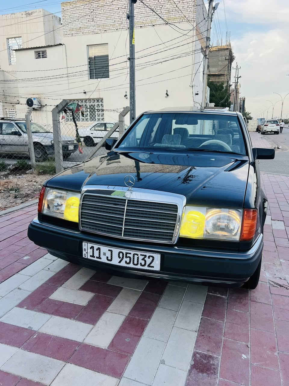 سلام عليكم مارسيدس دب للبيع رقم بغداد انكليزي موديل 1991 
محرك بلادي 300 سته سلندر كير ومحرك جدد 
السياره مكفوله من الضربه بيه قطع بسيطه صبغ 
سلايت شغال اريل كهربائي جام  تحكم كهرباء تبريد شغال السياره حاهزه من كلشي السعر 78 وبيه مجال بسيط للاستفسار ***********
