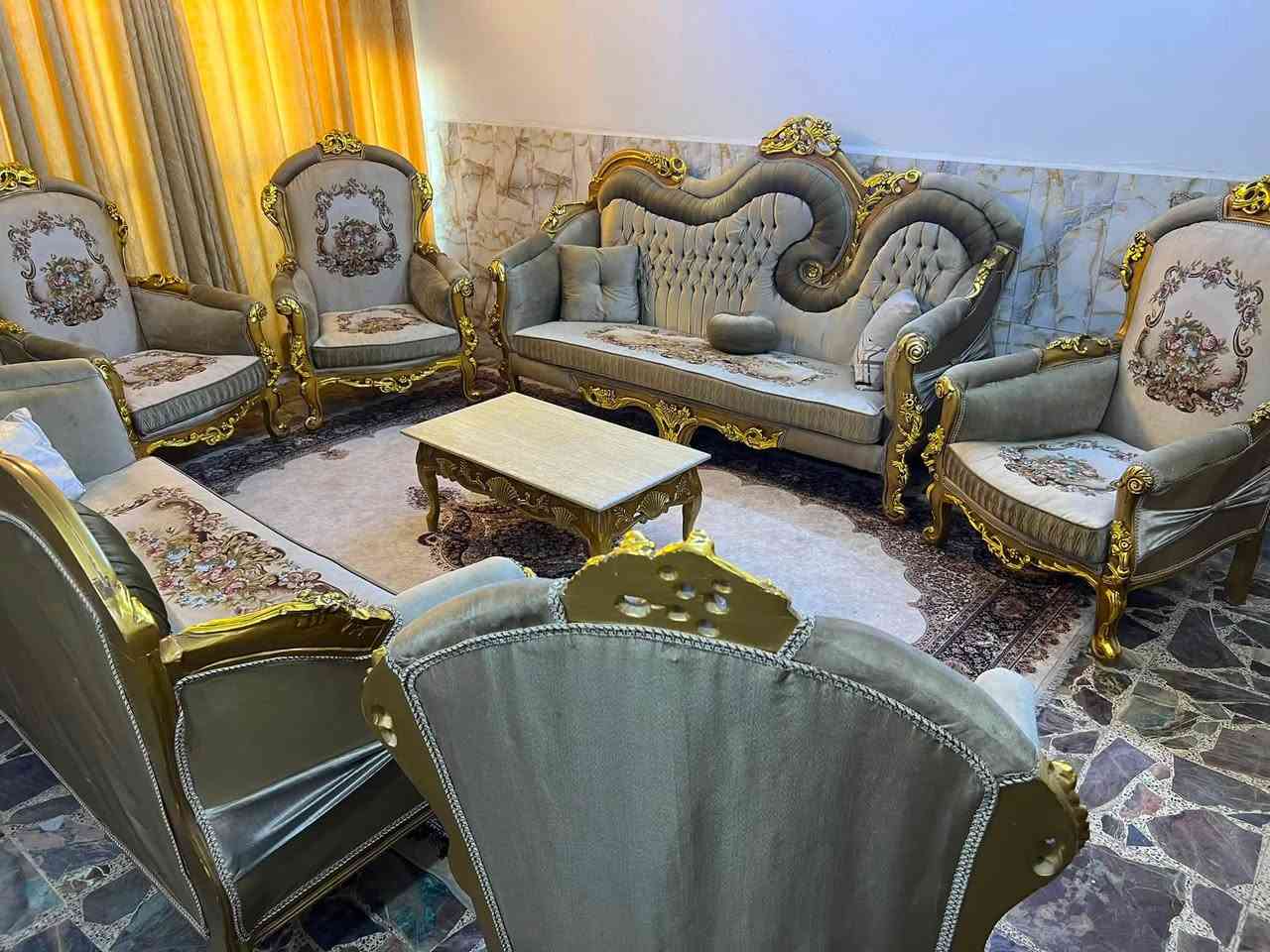 تخم مصري دمياط خشب زان عشر مقاعد مع طبله وسطيه نظيف جداً مكانت المنصور السعر مليون وربع ***********
