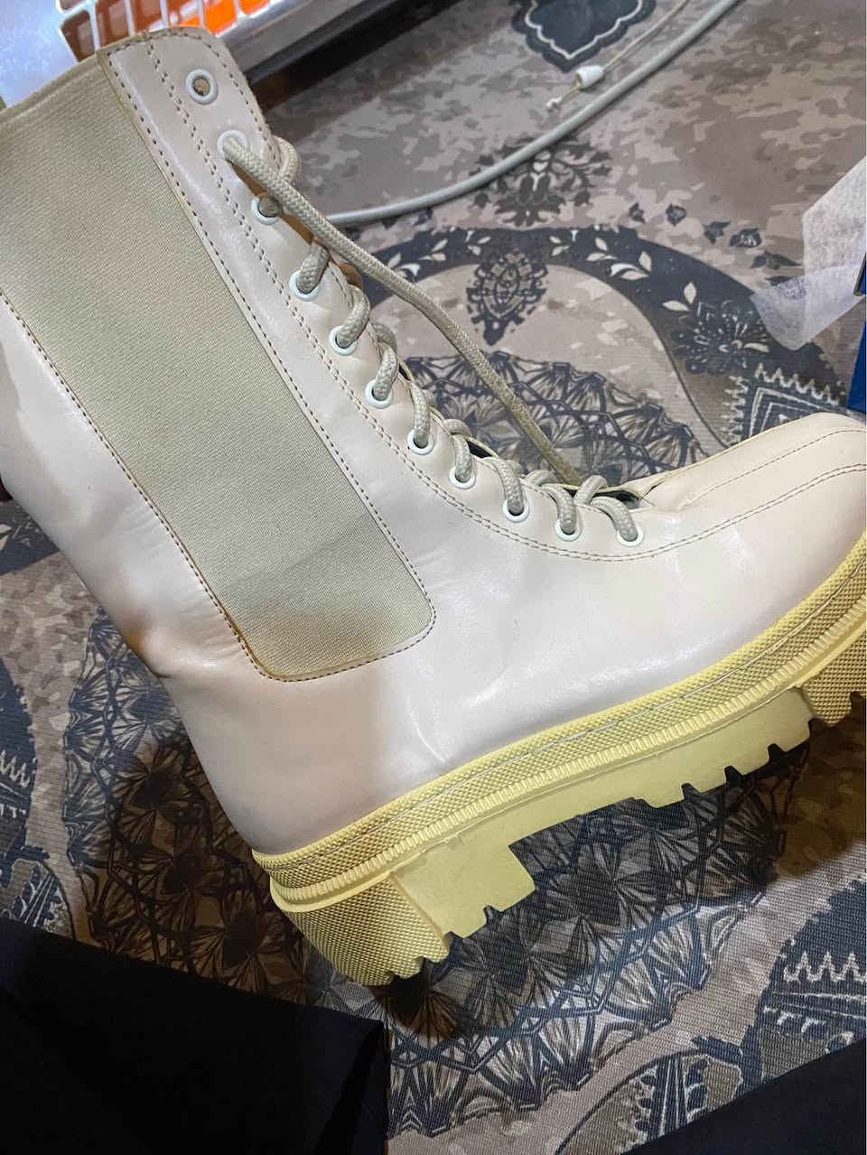 السلام عليكم 
بوت نسائي باله 
قياس 37 
سعر 10 الاف 
مكاني بغداد بلديات 
رقمي ***********
يوجد توصيل بغداد, العراق
