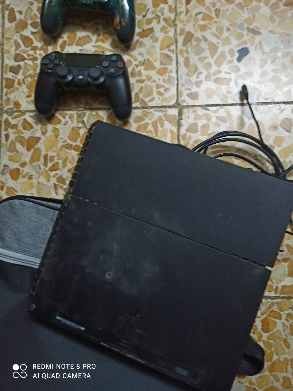 
playstation 4 fat  للبيع 
ذاكرة 512 
ويا يدتين وقرص فيفا 2018 
السعر بي مجال 
الرقم بي واتس اب 
يوجد توصيل مجاني 
مكاني بغداد منطقة جميلة محلة 516 
جهاز شوية الكفر بي شخوط لان تركتة بس نظيف من الداخل 