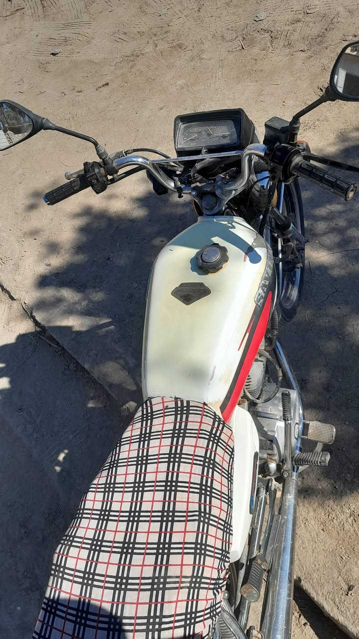 السلام عليكم
دراجه سيفان موديل 2020 اوراق اصولي جاهز للترقيم  دراجه شغاله سلف هندر كهربأئيات كله شغال اشاير لايت بك لايت دراجه نضيفه مال جناي عله ايدي واحله من الصور مكينه شلعه معدل نعومه مفتوحه ولفات فقط  مكان محاويل ناحيه الامام سعر 450 وبيهة مجال ***********
