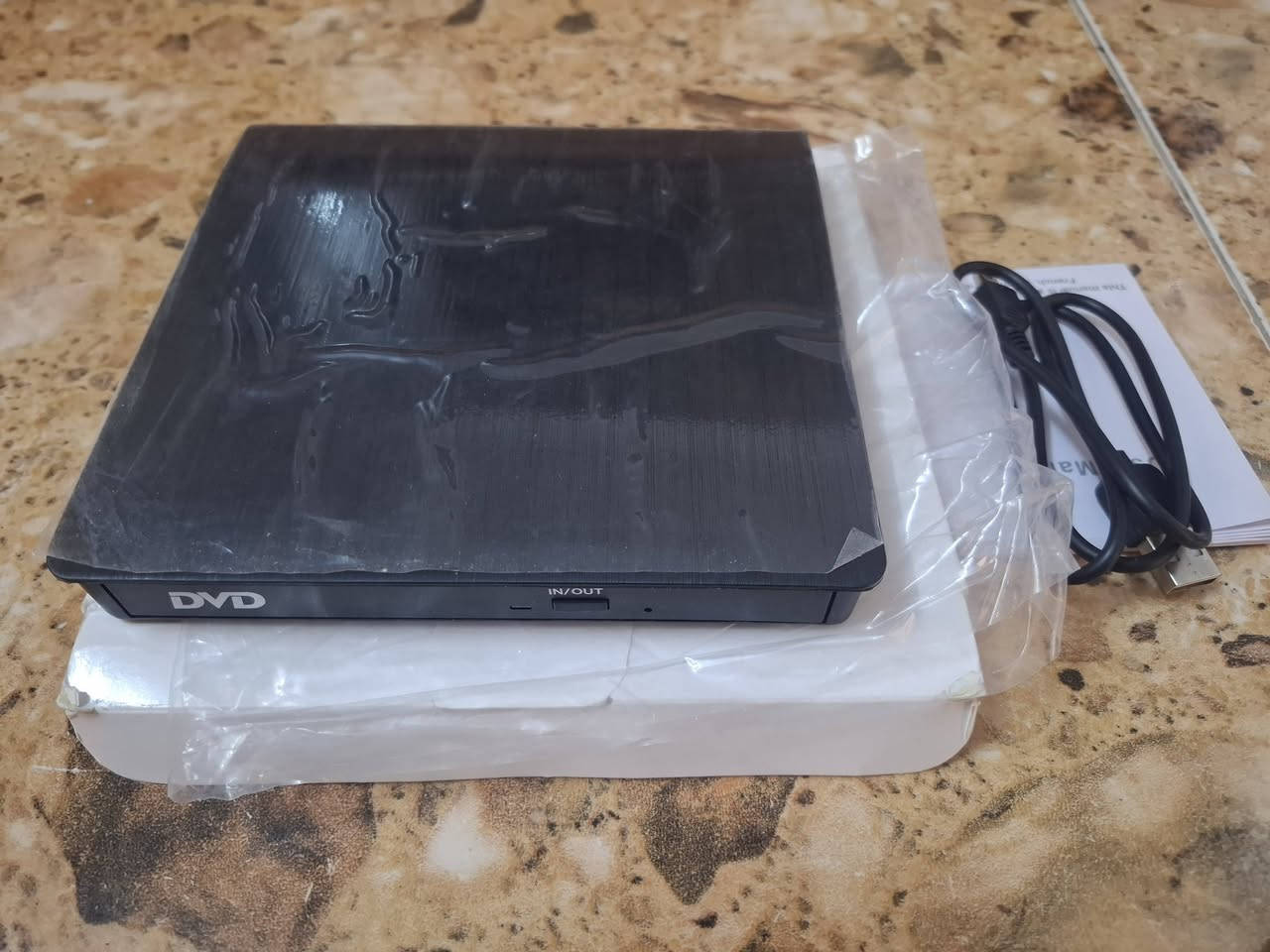 مشغل اقراص خارجي حديث اصلي أمريكي جديد بالضمان شرط  والفحص ويعمل بخاصية USB/BC او من الموبايل بطريقه التوصالة ويشغل cd/dvd تسجيل وتحويل جميع الامنافذ بيه يوجد توصيل اتصال [***********]
