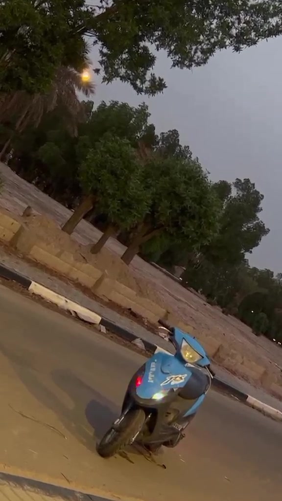 سلام عليكم اخوان ماكس عدله نضيفه كهربائيات شغاله كلشي ما نقصها دراجه ناعمه محرگها مفتوح مبدل بي زنجيل توني شاد تايرات جبلية لايت أمامي  زنون لايتات أماميه وخلفيه رماش نقصها بس كلجات دراجه نضافتها شوف العين  

السعر 625 وبيه مجال للشراي 
عنواني  البصرة دور الشرطه 
*********** موجود واتساب
