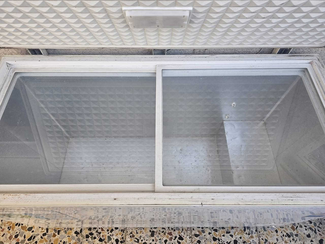 سلام عليكم مجمده ١٨ قدم للبيع هاتف ***********
