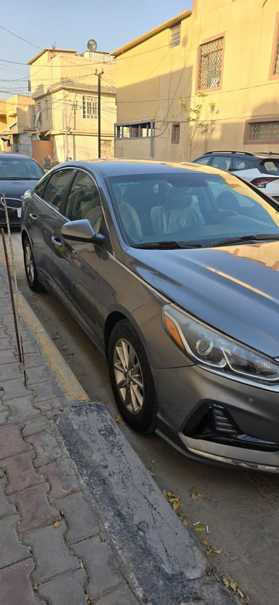 هيونداي سوناتا 2019 (وارد أمريكي) - للبيع 🚗
السيارة بحالة ممتازة جداً وجاهزة للاستخدام بدون أي مصاريف.

📌 المواصفات العامة:

 الموديل: 2019

 المحرك: 2400 CC (بحالة الوكالة)

 الممشى: 50 ألف ميل فقط

 الجير والمحرك: بحالة الوكالة (جير ومكينة كفالة)

 الحدادية والتبريد: بحالة الوكالة (ثلاجة)

🛋️ المواصفات الداخلية والأمان:

 كراسي (كشنات) جلد فاخرة ونظيفة جداً.

 نظام رادار جانبي للمساعدة في القيادة وتنبيه النقاط العمياء.

 شاشة تحكم مع كاميرا خلفية.

 تحكم ستيرن كامل.

الحادث عبارة عن بابين جهة السايق فقط، وتم تصليحهم بشكل ممتاز وبدون أي تأثير على شاصي أو لغد السيارة.

*********** للتواصل
