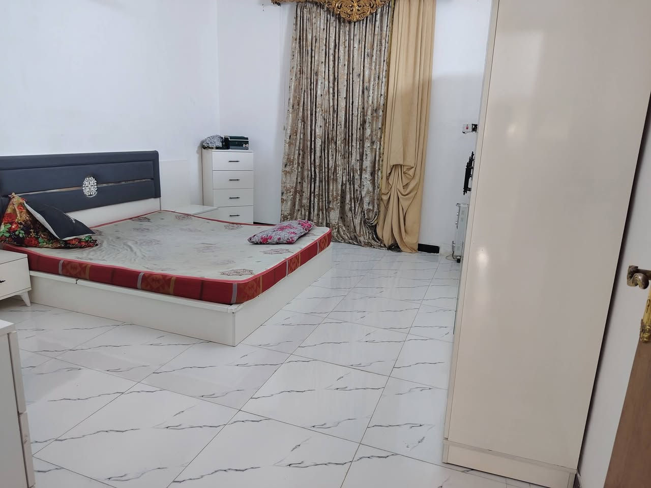 سلام عليكم
بيت زراعي للبيع المساحه ١٥٠م
يحتوي ع غرفتين وصاله ومطبخ واستقبال وطارمه وصحيات داخلية وخارجيه..خدمات ماء وكهرباء ومولدة ...موقع طريق السنيه السياحي قرب صيدلة الرامي ثاني بيت ع شارع الرئيسي.
هاتف ***********
